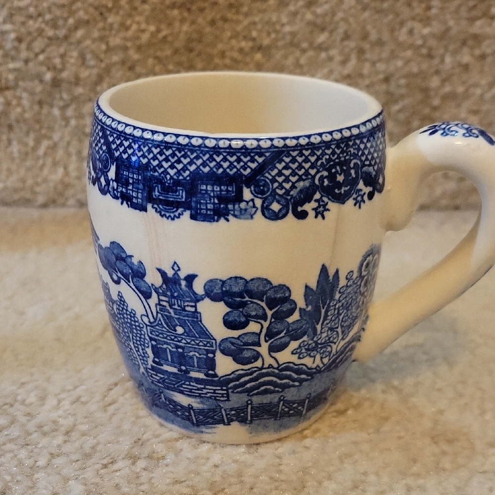 Blue Willow Ceramic Mug. FAIR CONDITION.